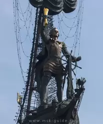 Скульптура Петра I на памятнике в Москве крупным планом